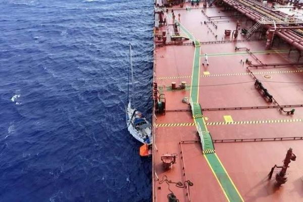 Das Segelboot ?Doudou? liegt querab vom Tanker