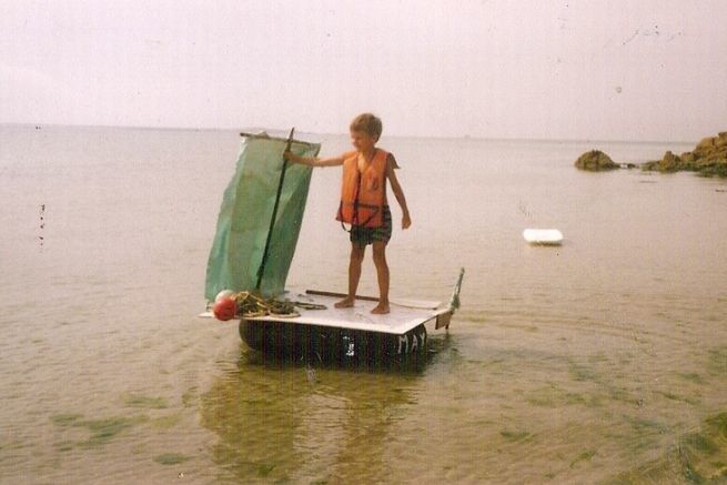 Ein Floß aus 100 % recycelten Materialien, das meine erste Erinnerung an das Meer weckt