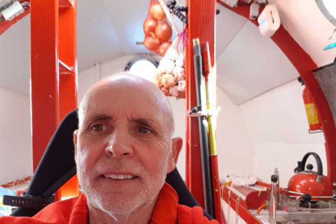 Jean-Jacques Savin, 72 Jahre alt, hat sich auf ein 3-monatiges transatlantisches Rennen begeben, das in einem Fass treibend verluft