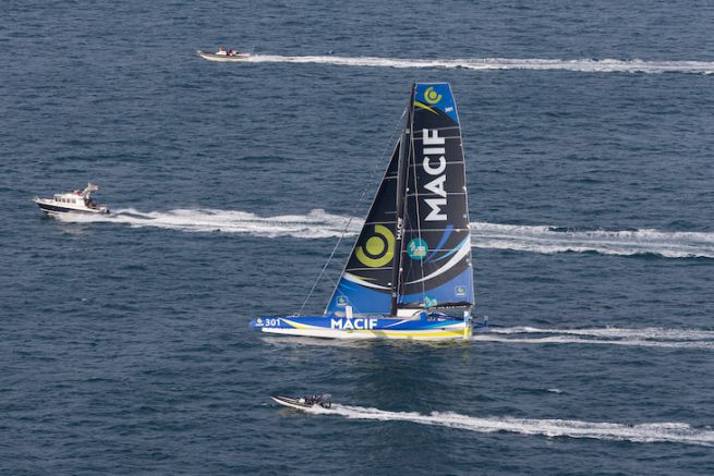 Der Trimaran Macif wechselt den Hut