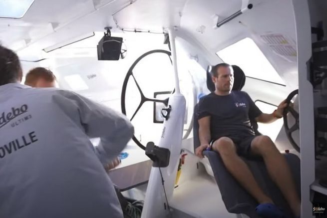 Warum sitzt der Partner auf dem Schalensitz mit dem Lenkrad?