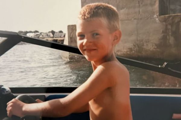 Benjamin am Steuer des Boston Wheeler eines Familienfreundes, der ihn mit dem Geschwindigkeitsvirus infiziert hat