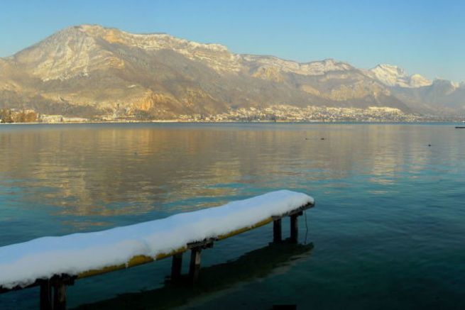 Der See von Annecy im Schnee